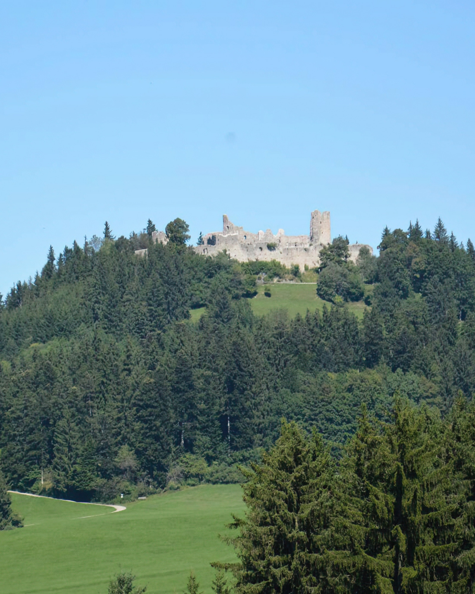 Las ruinas de Hohenfreyberg y Eisenberg